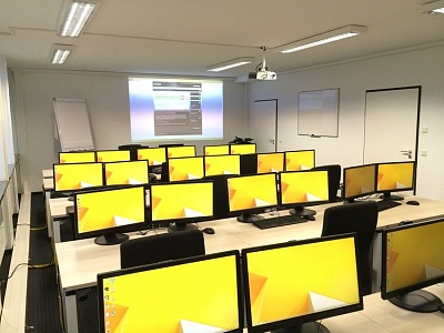 classroom-1167524_1920.jpg